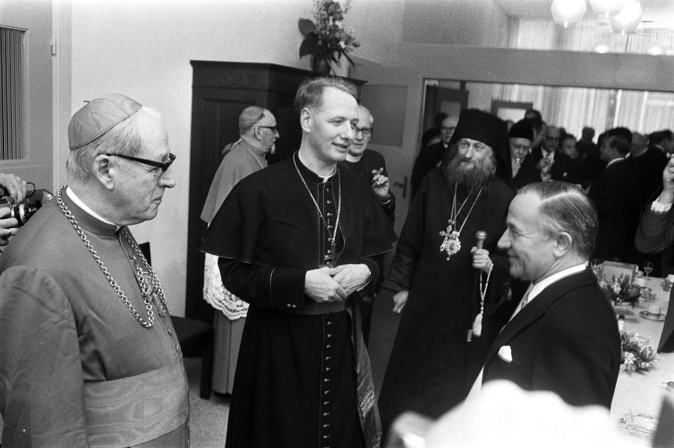 Mgr. Simonis (m) met kardinaal Alfrink (l) en premier De Jong, Bestanddeelnr 924-3708