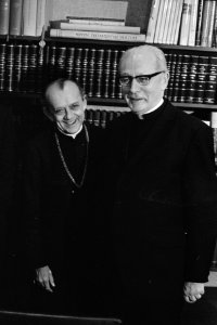 Mgr. Don Hélder Câmara bij kardinaal Alfrink, Utrecht links Câmara en rechts , Bestanddeelnr 923-5558