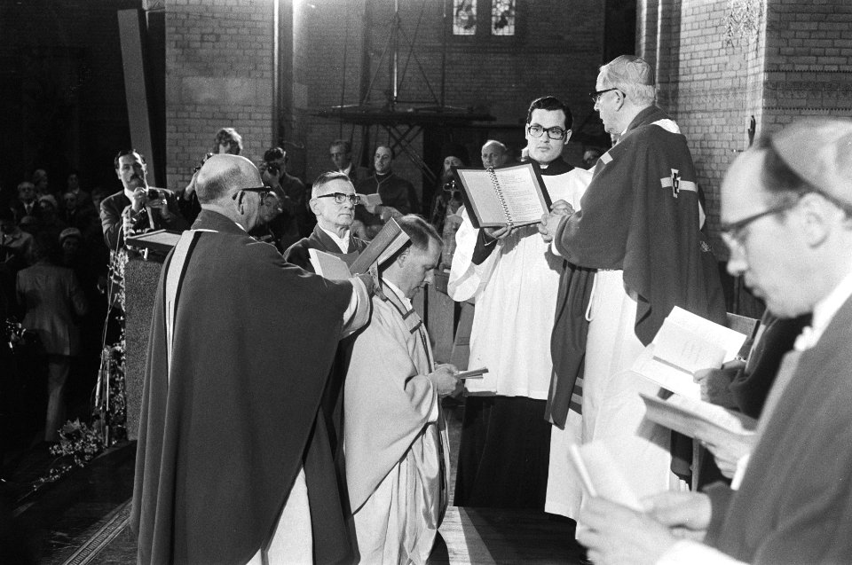 Mgr. Simonis (geknield) met bisschop Willebrands (l) en kardinaal Alfrink (staa…, Bestanddeelnr 924-3725