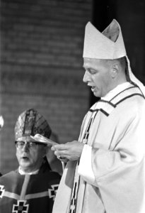 Mgr. Simonis, links op de achtergrond kardinaal Alfrink, Bestanddeelnr 924-3712