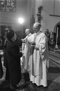 Mgr. Simonis (r) en kardinaal Willebrands tijdens de communie, Bestanddeelnr 932-8005
