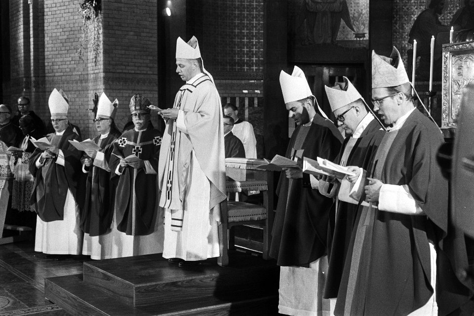 Mgr. Simonis (m) met de andere bisschoppen, Bestanddeelnr 924-3707