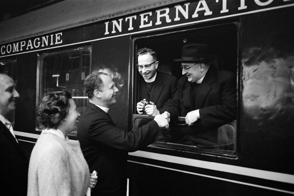 Mgr MA Jansen bisschop als eerte naar Rome voor het Concilie, links C van Bo, Bestanddeelnr 914-3720
