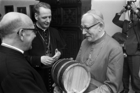 Mgr. Simonis (m) en kardinaal Alfrink (r), Bestanddeelnr 924-3721