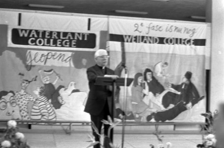 Mgr Zwartkruis tijdens zijn toespraak, Bestanddeelnr 926-9264