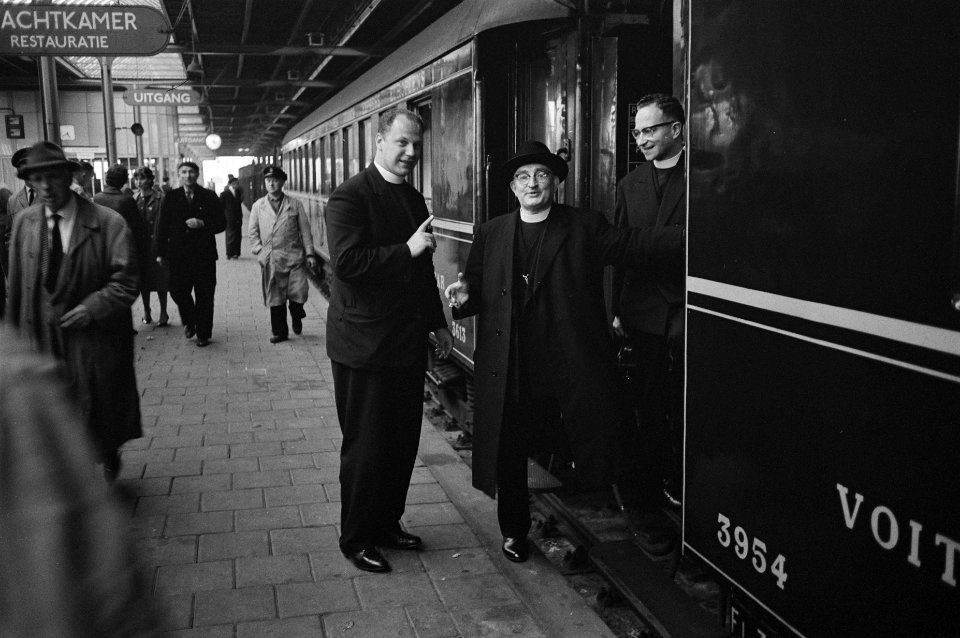 Mgr MA Jansen bisschop als eerte naar Rome voor het Concilie, links C van Bo, Bestanddeelnr 914-3719
