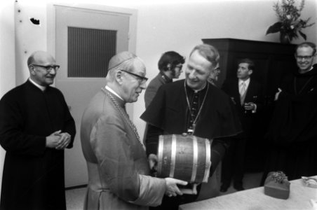 Mgr. Simonis (r) met kardinaal Alfrink (m), Bestanddeelnr 924-3722