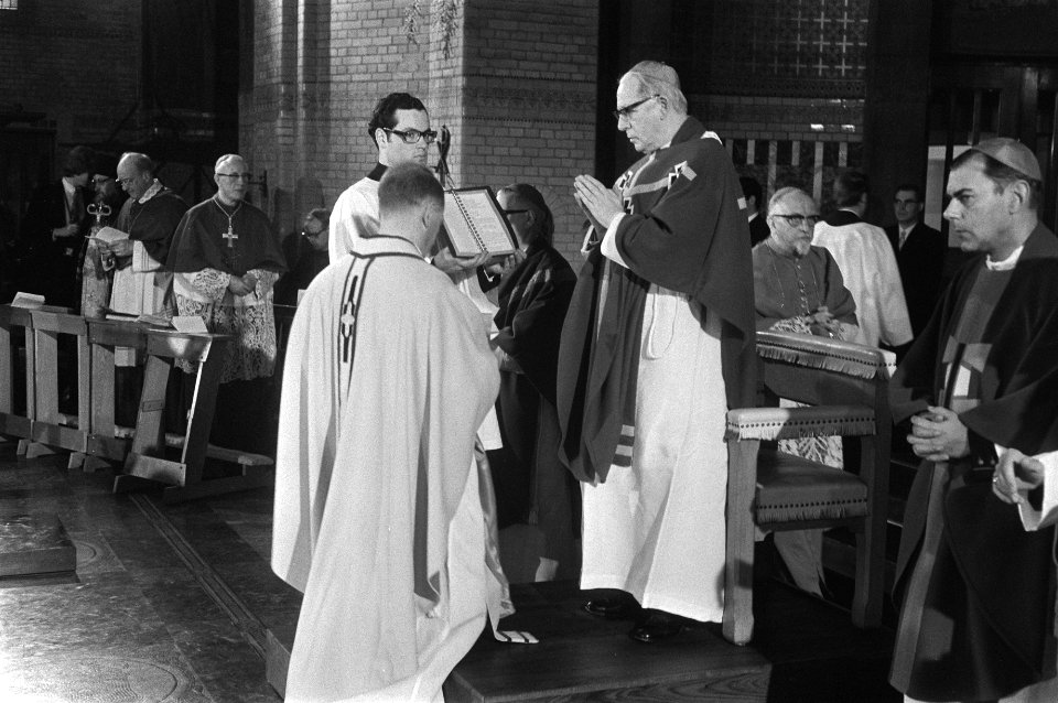 Mgr. Simonis (geknield) ontvangt de wijding door kardinaal Alfrink, Bestanddeelnr 924-3720