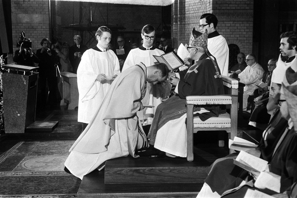 Mgr. Simonis geknield voor kardinaal Alfrink, Bestanddeelnr 924-3726
