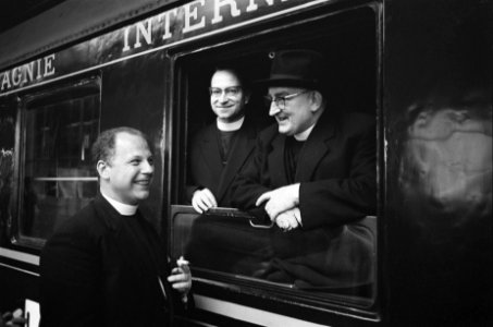 Mgr MA Jansen bisschop als eerte naar Rome voor het Concilie, links C van Bo, Bestanddeelnr 914-3718