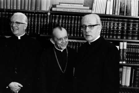 Mgr. Don Hélder Cämara bij kardinaal Alfrink, Utrecht midden Hélder Câmara, r, Bestanddeelnr 923-5556