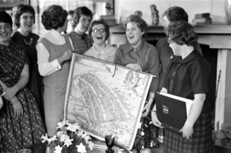 Middelbare school biedt Prinses Marijke een album aan, Bestanddeelnr 913-7789