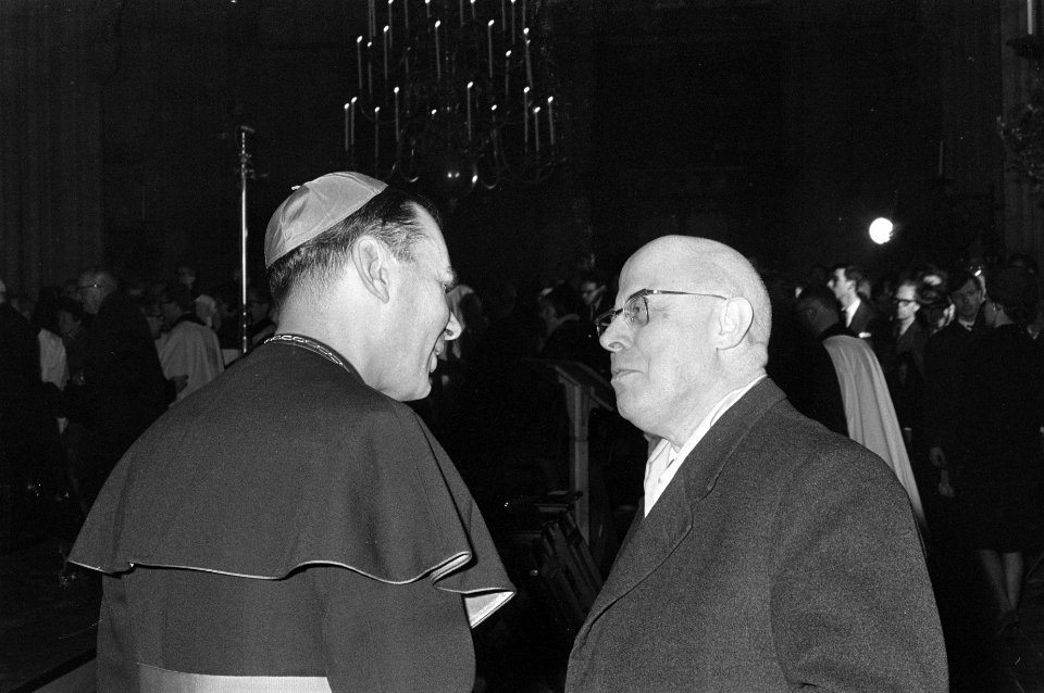 Mgr. J.Bluyssen ontvangt de felicitaties van Dr. L.J.M. (Louis) Beel, Bestanddeelnr 919-8051