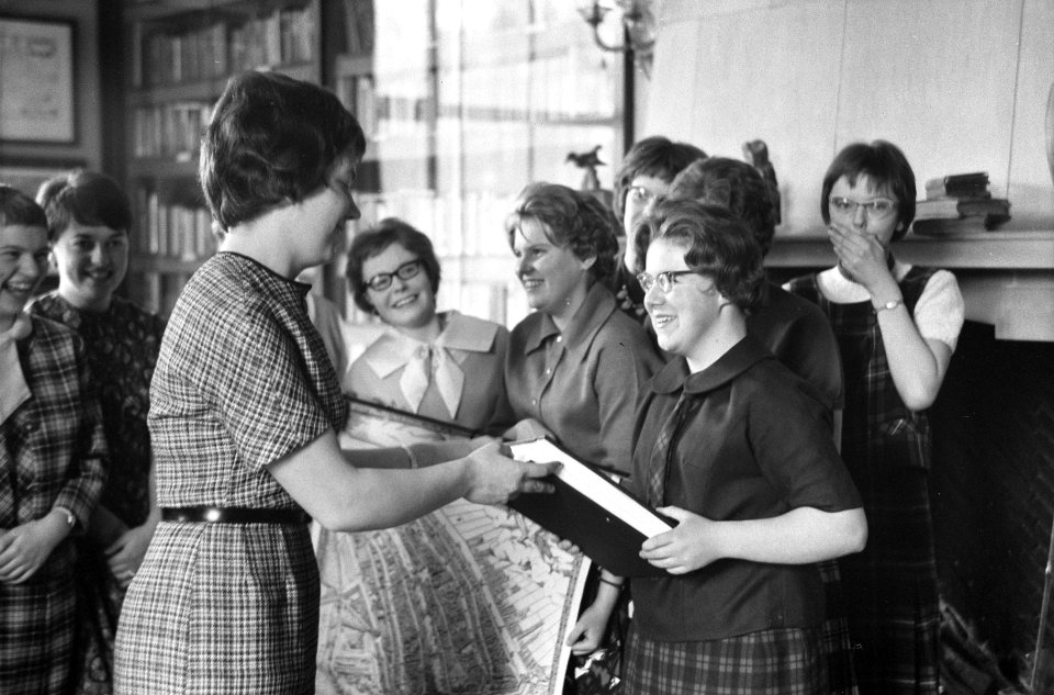 Middelbare school biedt Prinses Marijke een album aan, Bestanddeelnr 913-7787