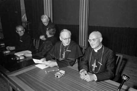 Mgr. Mosaisky Perelli van Italië (geheel rechts) in gesprek met kardinaal Alfri…, Bestanddeelnr 920-4923