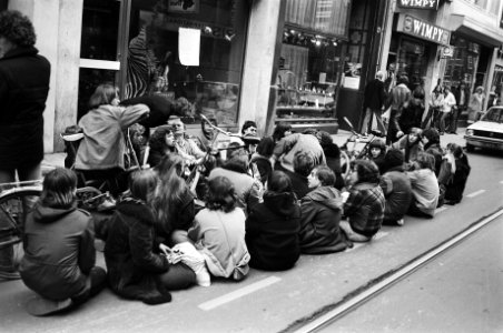 Middelbare scholieren houden sit down aktie voor Zuid Afrikaanse Luchtvaartmij (, Bestanddeelnr 930-2027