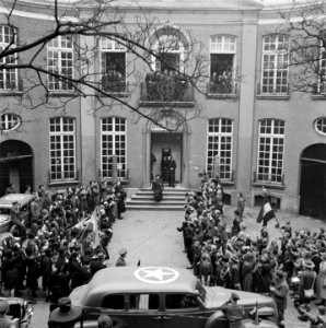 Middelburg. Koningin Wilhelmina verlaat het Provinciaal Gerechtshof of Van Perre, Bestanddeelnr 900-4087