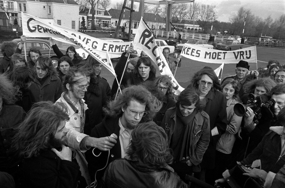Midden, naast de journalist met microfoon Kees Vellekoop, tweede van rechts PvdA, Bestanddeelnr 926-8298