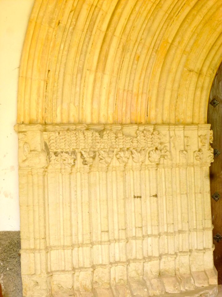 Miñano Mayor - Iglesia de San Lorenzo, portada protogótica 2
