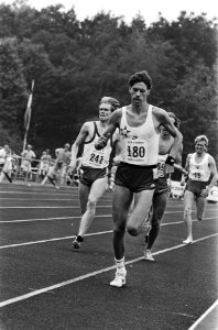 Middellange afstandsatleet Rob Druppers in actie op de 800m, Bestanddeelnr 932-6558