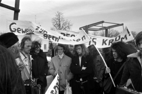 Midden, met donker jack, Kees Vellekoop, Bestanddeelnr 926-8299
