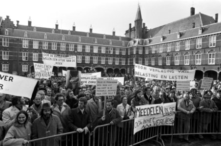 Middenstanders demonstreren op Binnenhof in Den Haag voor betere voorzieningen , Bestanddeelnr 927-5453