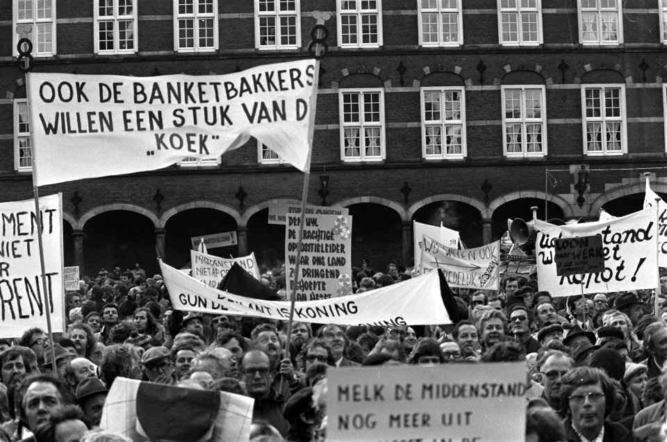 Middenstanders demonstreren op Binnenhof in Den Haag voor betere voorzieningen , Bestanddeelnr 927-5451