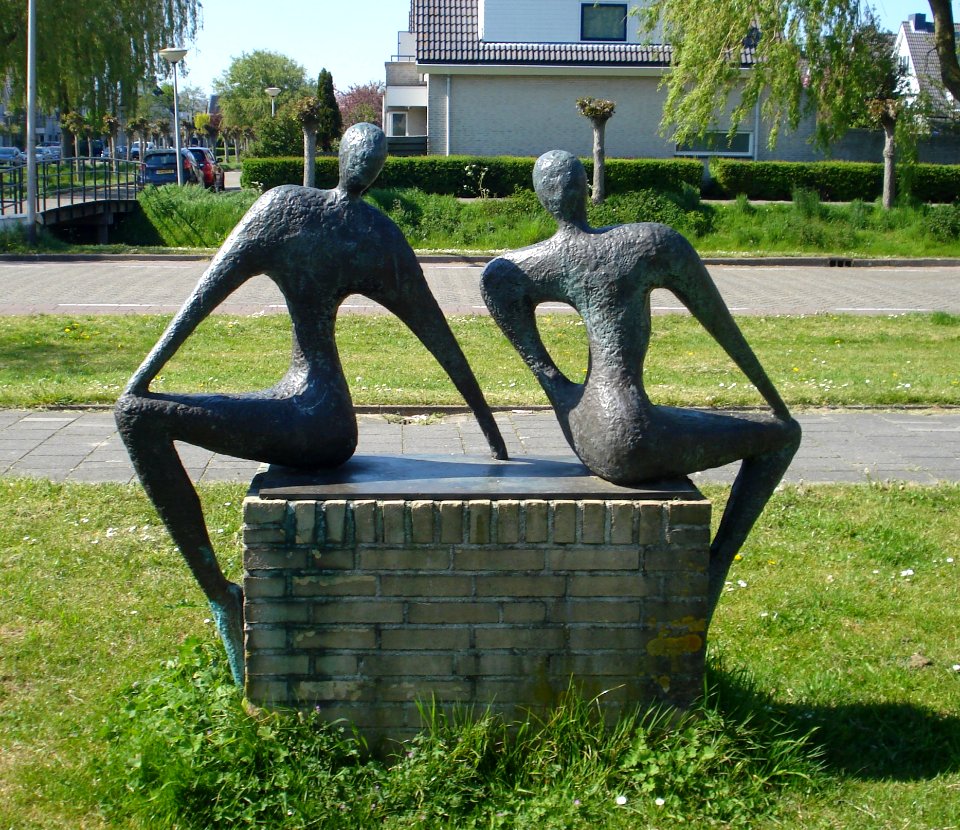 Middendelfland kunstwerk twee figuren