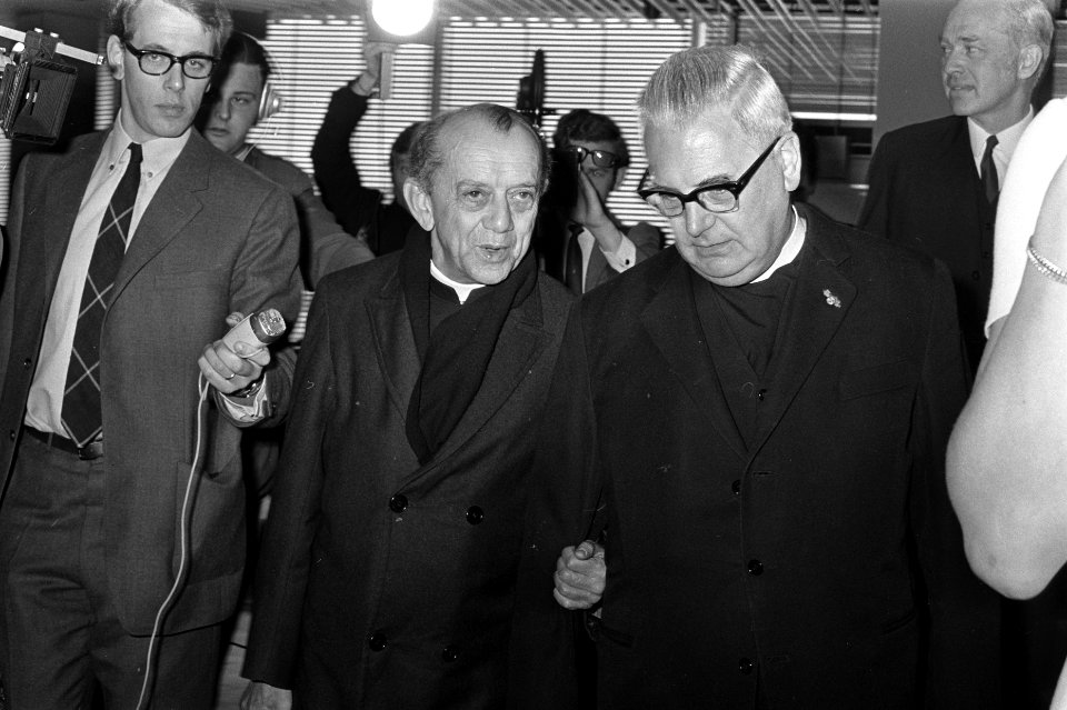 Mgr. Don Hélder Câmara, bisschop van Rezife, Brazilie, arriveert op Schiphol , Bestanddeelnr 923-5550