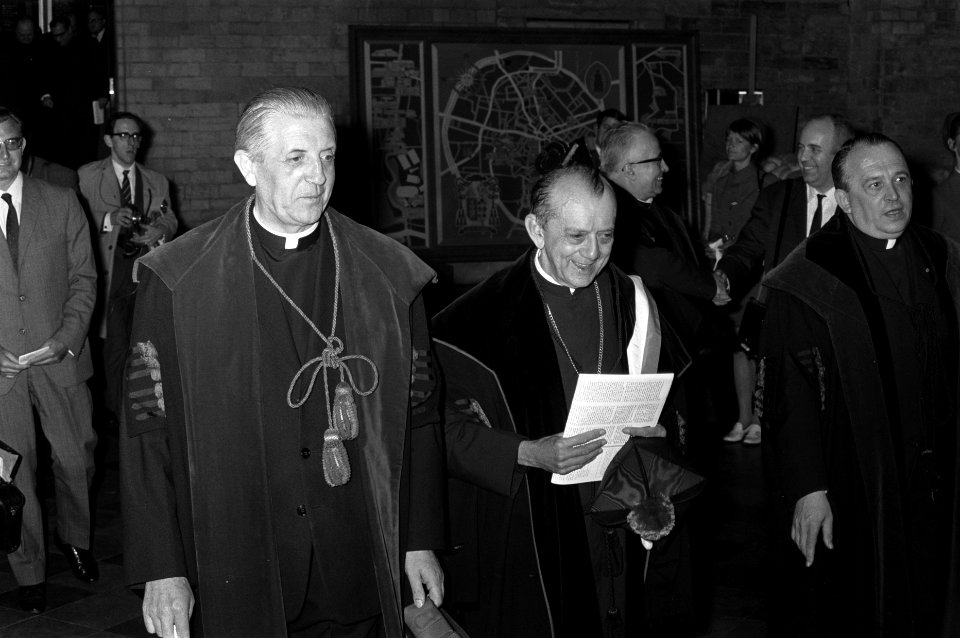 Mgr. Don Hélder Câmara aartsbisschop van Olinda en Rezife in Brazilië, krijgt , Bestanddeelnr 923-5348
