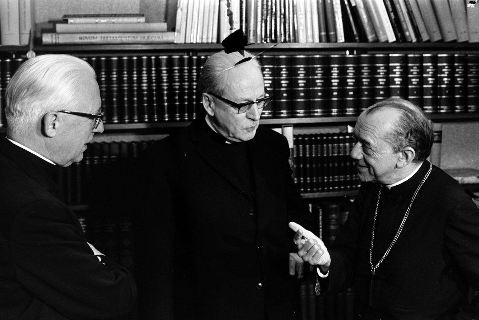 Mgr. Don Hélder Câmara (rechts) bij kardinaal Alfrink (midden), Utrecht, Bestanddeelnr 923-5560