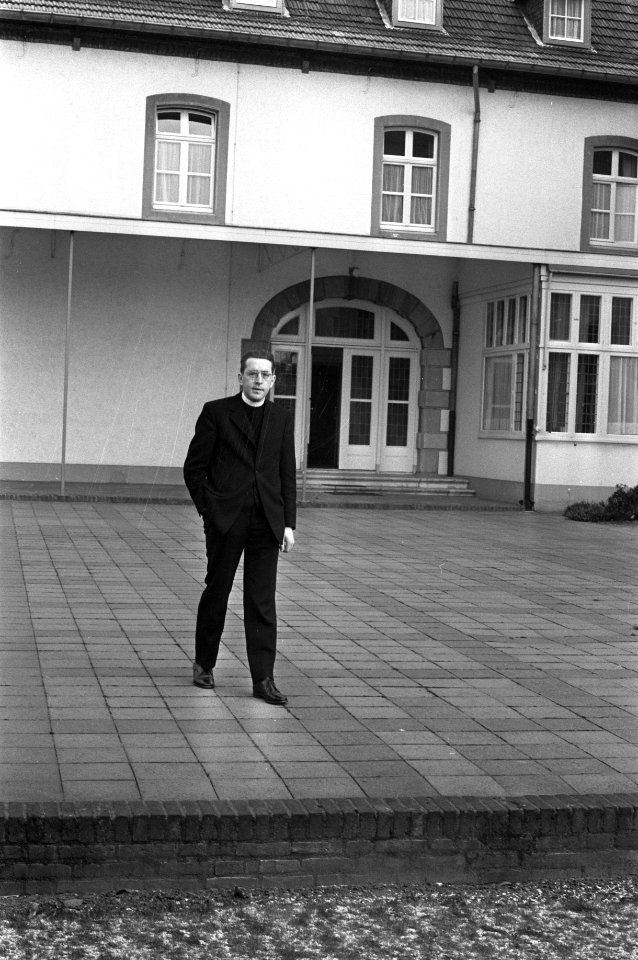Mgr dr J M Gijsen (nieuw benoemde bisschop van Roermond), wandelend, Bestanddeelnr 925-3475