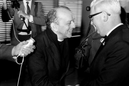 Mgr. Don Hélder Câmara, bisschop van Rezife, Brazilië, arriveert op Schiphol, , Bestanddeelnr 923-5555