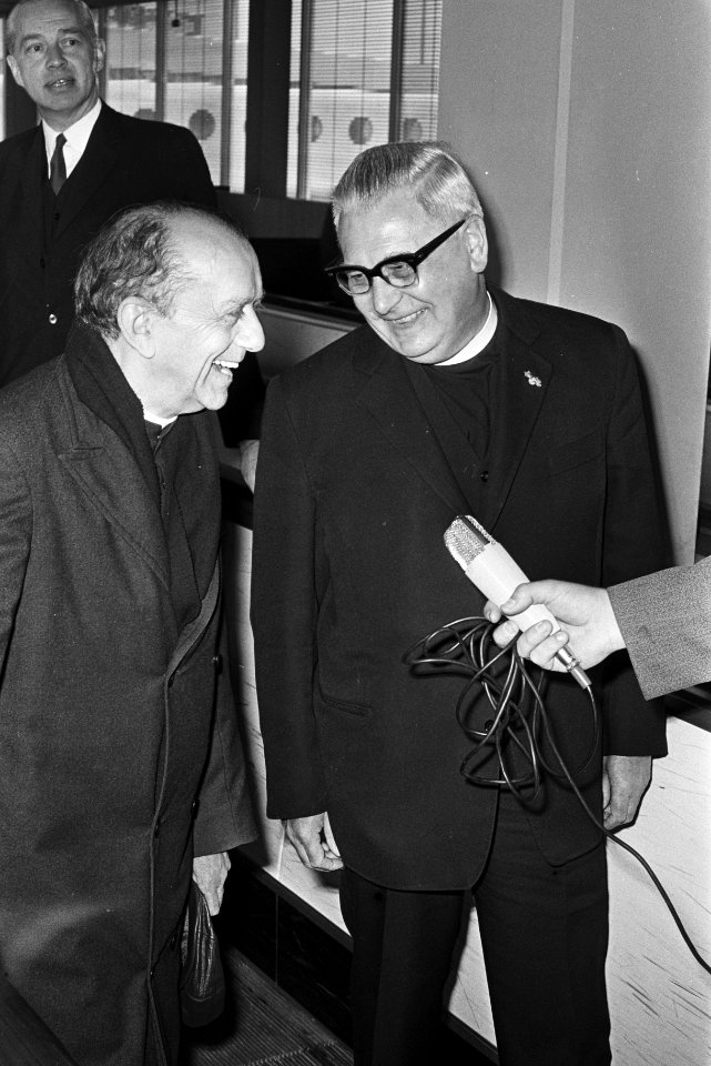 Mgr. Don Hélder Câmara, bisschop van Rezife, Brazilië, arriveert op Schiphol, , Bestanddeelnr 923-5553