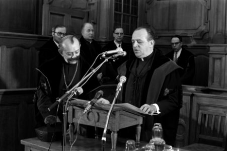 Mgr. Don Hélder Câmara aartsbisschop van Olinda en Rezife in Brazilië, krijgt , Bestanddeelnr 923-5351