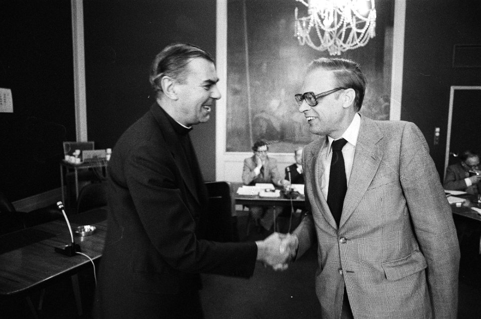 Mgr. Bluyssen (l) en de heer Coopmans voorzitter van het kerkbestuur St. Janskat, Bestanddeelnr 930-2345