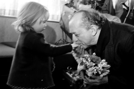 Mgr. Don Hélder Câmara, bisschop van Rezife, Brazilië, arriveert op Schiphol , Bestanddeelnr 923-5551