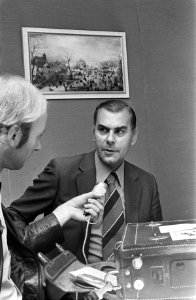 Mgr. Bluysen , bisschop van Den Bosch op Schiphol na reis door Latijns Amerika (, Bestanddeelnr 927-4054