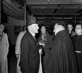 Mgr. Const. Kramer en Pater Sigeb. Hoogeboom uit Chinees gevang. op Schiphol ter, Bestanddeelnr 905-3663