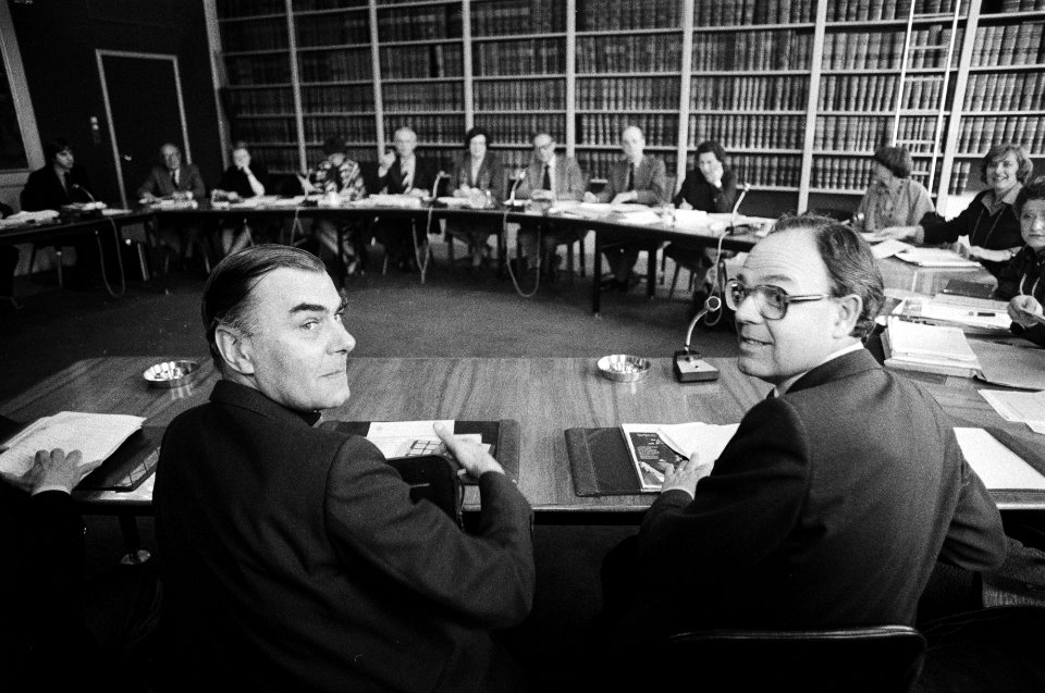 Mgr. Bluyssen (l) en de heer Coopmans voorzitter van het kerkbestuur St. Janskat, Bestanddeelnr 930-2344