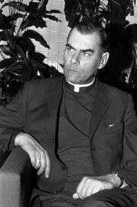 Mgr. Bluyssen terug uit Rome op Schiphol, Bestanddeelnr 926-1116