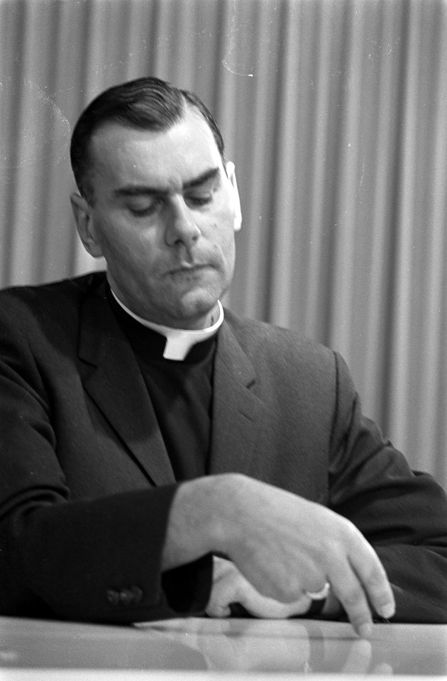 Mgr. Bluyssen terug uit Rome mgr. Bluyssen (kop) tijdens persconferentie, Bestanddeelnr 921-7780