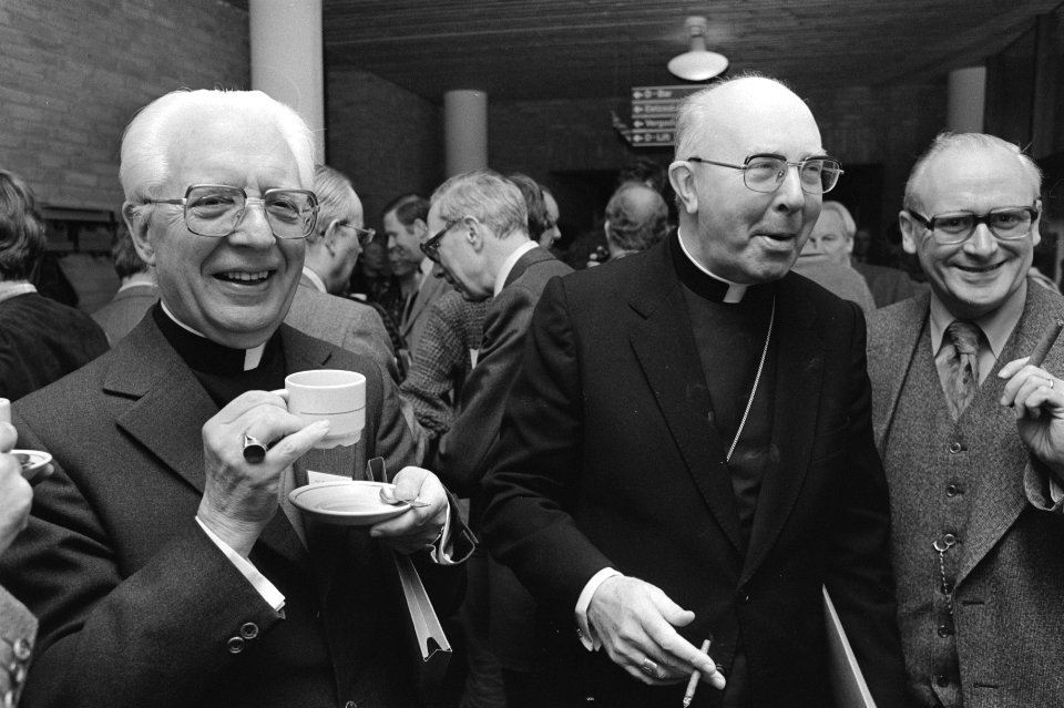 Mgr. Zwartkruis (links) en kardinaal Willebrands, Bestanddeelnr 931-7768