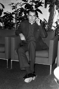 Mgr. Bluyssen terug uit Rome op Schiphol, Bestanddeelnr 926-1115