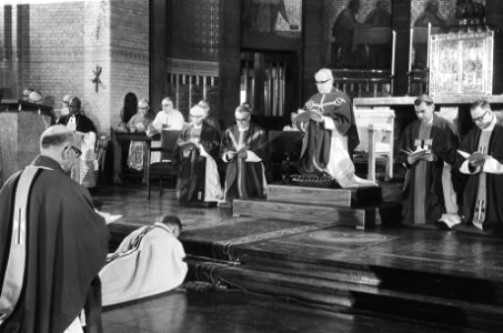 Mgr. Simonis liggend voor kardinaal Alfrink, Bestanddeelnr 924-3718