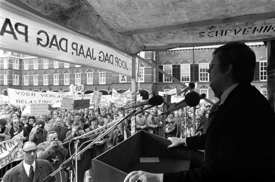 Middenstanders demonstreren op Binnenhof in Den Haag voor betere voorzieningen , Bestanddeelnr 927-5454