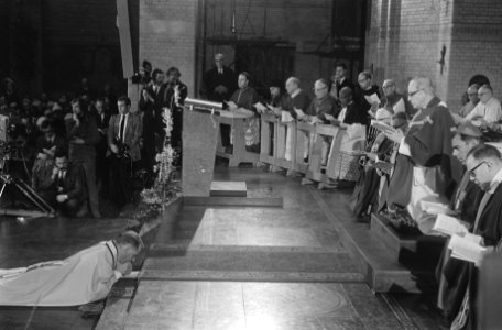 Mgr. Simonis liggend voor kardinaal Alfrink, Bestanddeelnr 924-3719