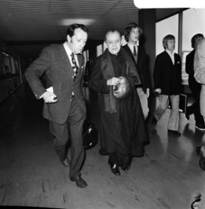 Mgr Don Hélder Câmara, aartsbisschop van Recife, Brazilië, komt aan op Schiph, Bestanddeelnr 926-4326