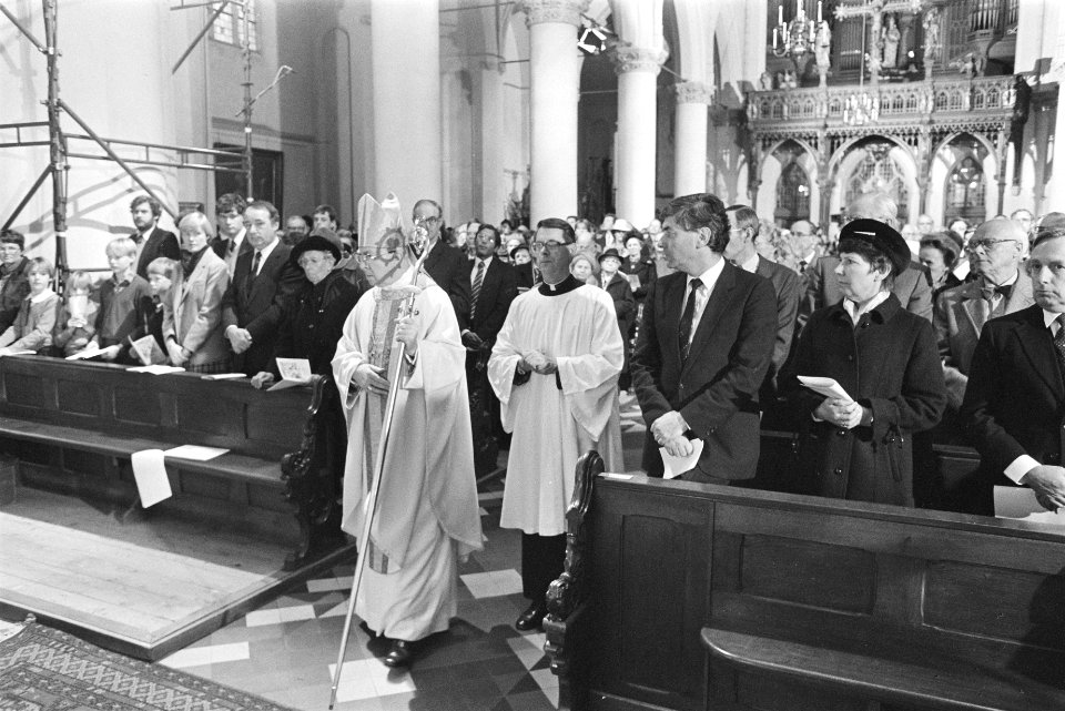 Mgr. Simonis loopt langs premier Lubbers (r), mw. Korte-van Hemel en dhr. Korth…, Bestanddeelnr 932-8008