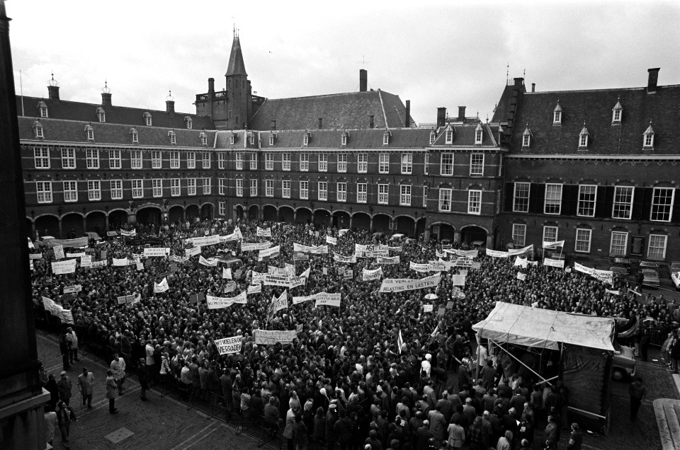 Middenstanders demonstreren op Binnenhof in Den Haag voor betere voorzieningen , Bestanddeelnr 927-5450